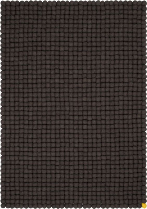 Anthrazitfarbener Big One Filzteppich (140x200 cm) von myfelt, gefertigt aus vielen kleinen Filzkugeln.